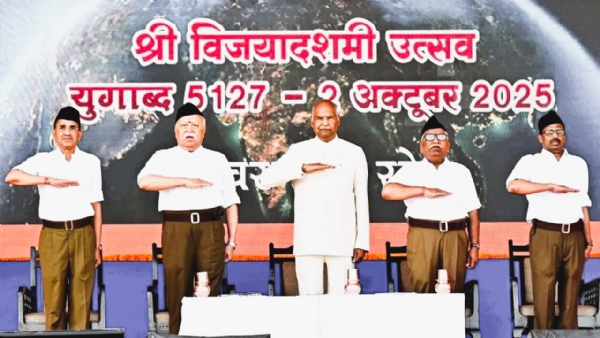 संघाच्या विजयादशमी कार्यक्रमात रामनाथ कोविंद, सरसंघचालक व इतर पदाधिकारी