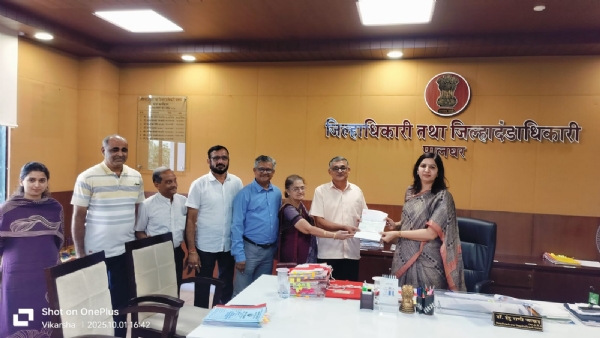 मुख्यमंत्री सहाय्यता निधीस शितलादेवी-हनुमान मंदिर देवस्थान ट्रस्ट, केळवेचा दोन लाखांचा धनादेश