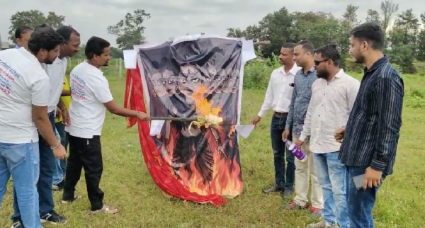 नाशिकमध्ये शुर्पणखाच्या प्रतिमेचे दहन करण्यात आले.