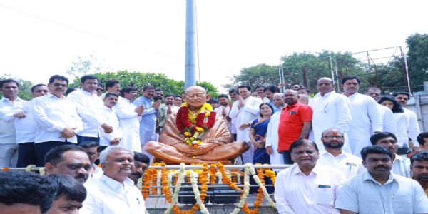 गांधी जयंतीनिमित्त लातूरात अभिवादन