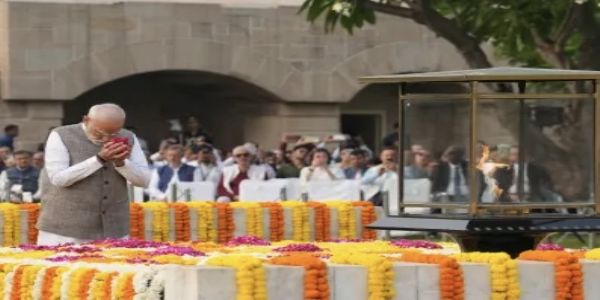 पंतप्रधानांनी महात्मा गांधी आणि लाल बहादूर शास्त्री यांच्या जयंतीनिमित्त वाहिली आदरांजली