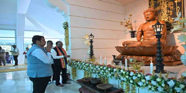 मुख्यमंत्री फडणवीस यांची ड्रॅगन पॅलेस टेंपलला भेट