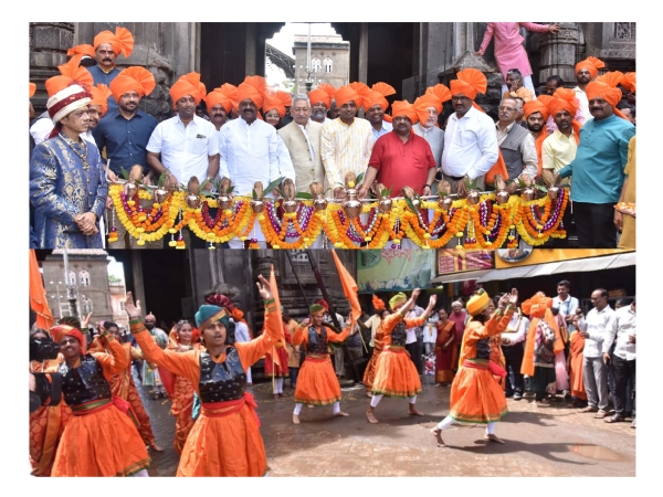 भवानी मंडप कमानीस तांब्याच्या कलशाचे मंगलतोरण