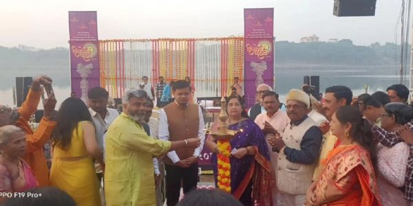 नांदेड येथे पार्श्वगायिका पद्मश्री अनुराधा पौडवाल यांच्या सुश्राव्य गायनाने सुरुवात