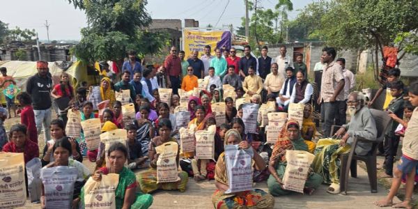 लातूर : आदिवासी गोंड समाजाच्या पालमध्ये दिवाळीनिमित्त किट वाटप