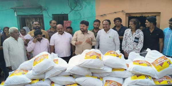 जालना : शिवसेनेच्या वतीने पूरग्रस्त कुटुंबांना संसारोपयोगी वस्तूंचे वितरण