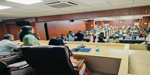 लातूर : कर्मचाऱ्यांनी सुरक्षिततेसाठी आवश्यक साधनांचा वापर करावा - जिल्हाधिकारी