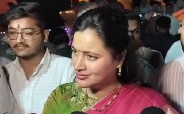 एकमेकांचे चेहरे न पाहणारे आज दीपोत्सव एकत्र साजरा करत आहे  नवनीत राणांची ठाकरे बंधुवर जळजळीत टीका
