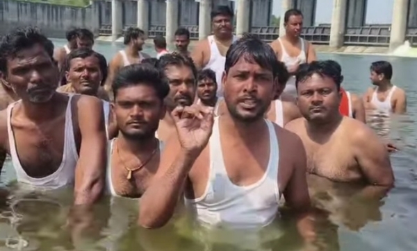 स्कायमेट विरोधात ढालेगाव बंधा-या जलसमाधी आंदोलन
