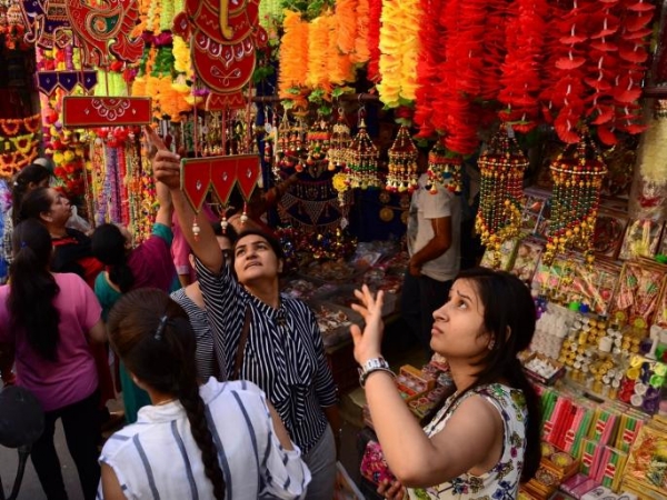 ऑफर्स, सवलतींचा वर्षाव; दुकानांत ग्राहकांची झुंबड पारंपरिक, इलेक्ट्रॉनिक वस्तूंना मोठी मागणी