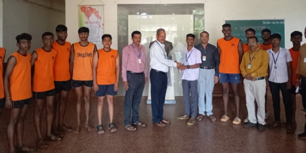 स्वरूप मांजरेकरला पुष्पगुच्छ देऊन सन्मानित करताना प्राचार्य डॉ. तेंडोलकर, उपस्थित विद्यार्थी खेळाडू आणि शिक्षक