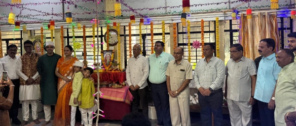 आयुक्त खत्रीनी सह परिवार मनपा कार्यालयात केली पूजा , शहराच्या प्रगतीसाठी दिल्या शुभेच्छा