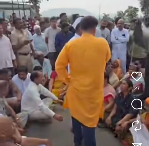 शासनाचा निषेध करण्यासाठी त्रंबकेश्वर नाशिक रस्त्यावरील ग्रामस्थांची काळी दिवाळी,  आंदोलनाचा भाग म्हणून केले रस्ता रोको