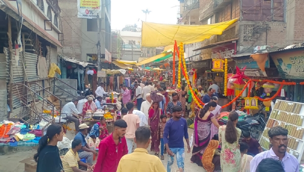 मनमाडला दिवाळी निमित्त उत्साहात खरेदी