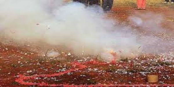 फटाक्यांमुळे होणारे प्रदूषण : आनंदी क्षणातून निसर्गाचा विनाश
