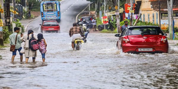 केरळमध्ये मुसळधार पावसामुळे जनजीवन विस्कळीत