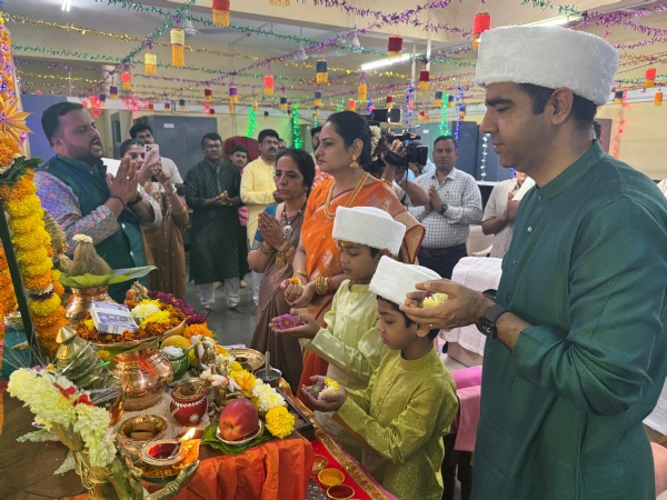 आयुक्त खत्रीनी सह परिवार मनपा कार्यालयात केली पूजा , शहराच्या प्रगतीसाठी दिल्या शुभेच्छा