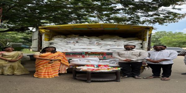 लातुर - अर्चना पाटील चाकूरकर यांच्या पुढाकाराने अतिवृष्टीग्रस्त कुटुंबांच्या दारी दिवाळीचा उजेड