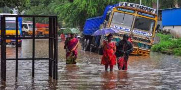 तामिळनाडूमध्ये मुसळधार पावसामुळे जनजीवन विस्कळीत, शाळांना सुट्टी