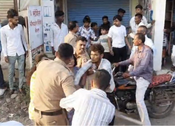 तिवस्यात नागरिकांवर पोलिसांचा लाठीचार्ज  गायी-म्हशीच्या परंपरागत खेळाला गालबोट