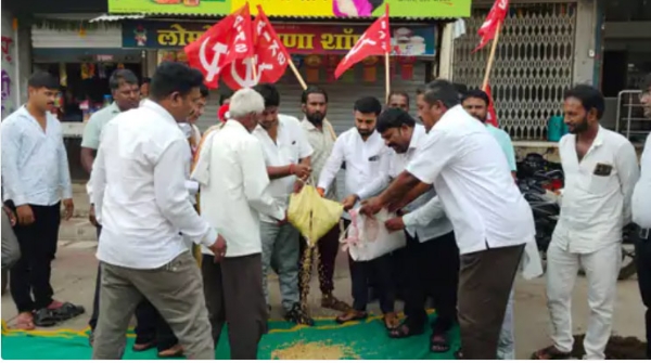 नांदगावला किसान सभेचे आंदोलन; सोयाबीन फेकून शासनाचा तीव्र निषेध शासकीय सोयाबीन खरेदी केंद्र सुरु करून हमी भावाप्रमाणे खरेदी करा‎