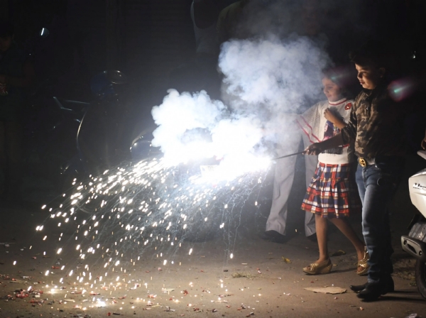 Diwali crackers increase pollution by 2.5 times compared to daily levels: Results between 8 and 10 pm; AQI was 125 at other times