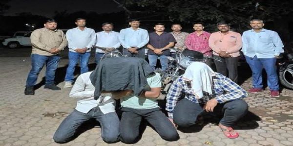 लातूर : तीन मोटारसायकल चोरांना अटक