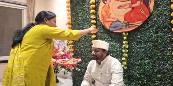 भाऊबीजेनिमित्त आमदार अमोल मिटकरी यांचे बहिणींकडून औक्षण