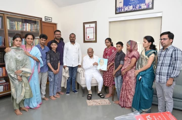 संतोष देशमुख यांच्या लेकीला मेडिकलला प्रवेश, शरद पवारांकडून गोविंदबाग बारामतीत अभिनंदन