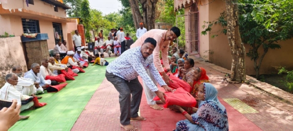 नांदगाव पेठ येथे शिवसेनेतर्फे वयोवृद्धांना ब्लॅंकेट व फराळ वाटप  सेवाभावी उपक्रमातून दिवाळीचा आनंद द्विगुणित