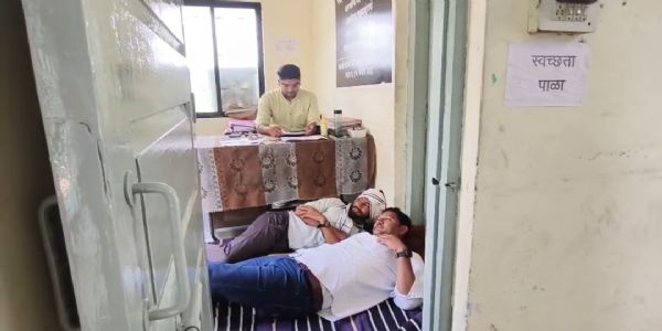 अकोला : शेतकऱ्यांचे पणन कार्यालयात झोपा काढा आंदोलन!