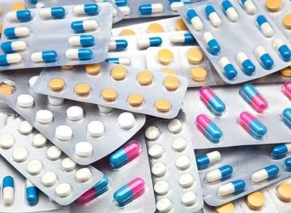 इर्विन रुग्णालयात औषधांचा तुटवडा ! साध्या गोळ्यांसाठीही रुग्णांची बाहेर धावपळ इर्विन रुग्णालयात औषधांचा तुटवडा ! साध्या गोळ्यांसाठीही रुग्णांची बाहेर धावपळ