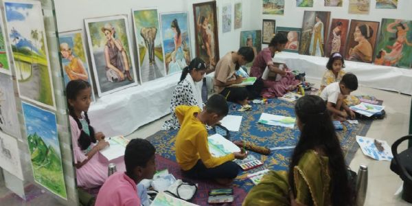 रत्नागिरी : देवरूख येथे सरस्वती ॲकॅडमी आयोजित चित्रप्रदर्शनाचा उत्साहात शुभारंभ