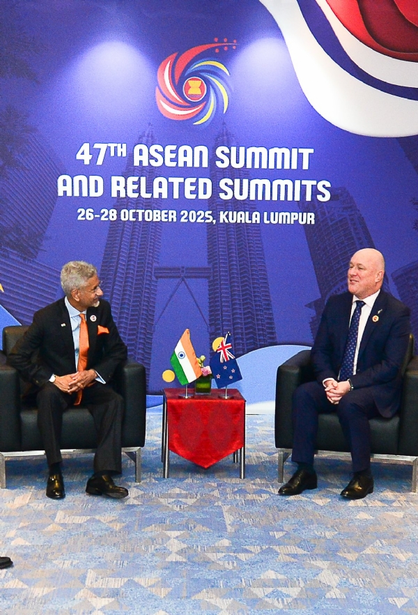 आसियान शिखर परिषदेच्या निमित्ताने जयशंकर यांनी न्यूझीलंडच्या पंतप्रधानांची घेतली भेट आसियान शिखर परिषदेच्या निमित्ताने जयशंकर यांनी न्यूझीलंडच्या पंतप्रधानांची घेतली भेट