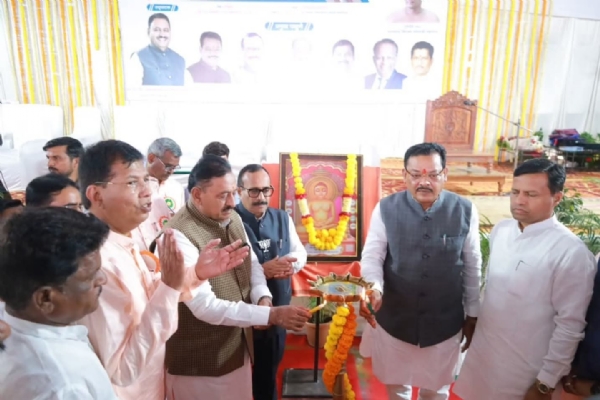 वर्धमान पतसंस्था स्थापनेपासूनच “सहकारातून समाजकारण” या ध्येयाने कार्यरत