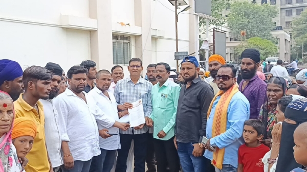 मदतीसाठी आपत्तिग्रस्तांचा तहसीलदारांना परभणीत घेराव मदतीसाठी आपत्तिग्रस्तांचा तहसीलदारांना परभणीत घेराव