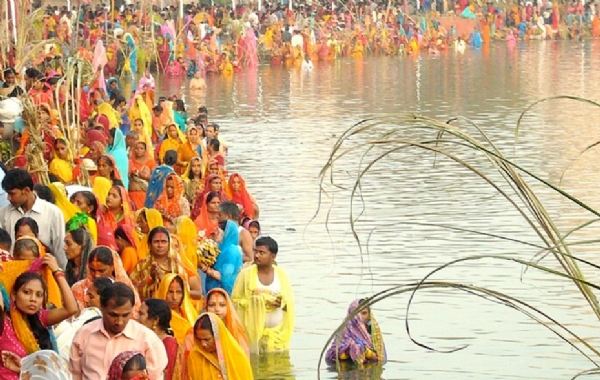 पाण्यामध्ये उभे राहून छटपूजेला सुरुवात