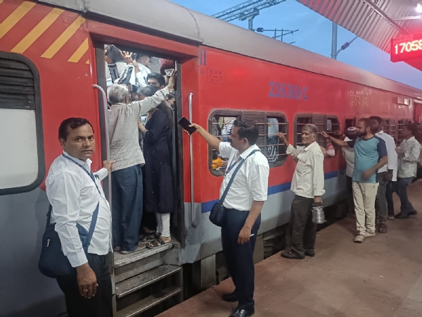 नांदेड विभागाने एका दिवसात 2.76 लाख प्रवाशांची रेल्वे वाहतूक यशस्वीपणे हाताळली