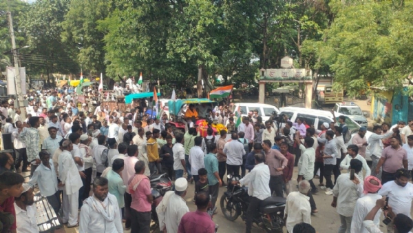 बच्चू कडूंनी मानले काँग्रेसचे आभार .... शेतकऱ्यांच्या प्रलंबित मागण्यांसाठी सुरू असलेल्या बच्चू कडू यांच्या आंदोलनाला आता काँग्रेसचा पाठिंबा मिळाला आहे. काँग्रेस प्रदेशाध्यक्ष हर्षवर्धन सपकाळ यांनी आंदोलनाला पाठिंबा जाहीर केल्याबद्दल बच्चू कडू यांनी फोनवरून त्यांचे आभार मानले. “काँग्रेस पक्षाचे मनःपूर्वक आभार; त्यांच्या पाठिंब्यामुळे शेतकऱ्यांचा आत्मविश्वास अधिक दृढ झाला आहे. आम्ही कुठल्याही पक्षाचे नाही, आम्ही शेतकरी आहोत आणि ही भावना संपूर्ण महाराष्ट्रात पोहोचली पाहिजे,” असे बच्चू कडू यांनी स्पष्ट केले. त्यांनी पुढे काँग्रेस कार्यकर्त्यांना आवाहन केले की, “मोर्चामध्ये मोठ्या संख्येने सहभागी व्हा आणि शेतकऱ्यांच्या लढाईला बळ द्या.”कडू म्हणाले, “राष्ट्र निर्माण करायचं असेल, तर आधी शेतकरी निर्माण झाला पाहिजे. अजित नवले, राजू शेट्टी, महादेव जानकर, रविकांत तुपकर, विजय जाऊंद्या यांचं योगदान मी मान्य करतो. ही फक्त आंदोलन नाही, तर शेतकऱ्यांसाठीची अखेरची आणि निकरीची लढाई आहे.”