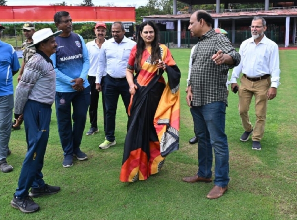 महाराष्ट्र विरुद्ध सौराष्ट्र रणजी सामना म.न .पा .आयुक्त मनिषा खत्री यांची मैदानास भेट व पाहणी महाराष्ट्र विरुद्ध सौराष्ट्र रणजी सामना म.न .पा .आयुक्त मनिषा खत्री यांची मैदानास भेट व पाहणी