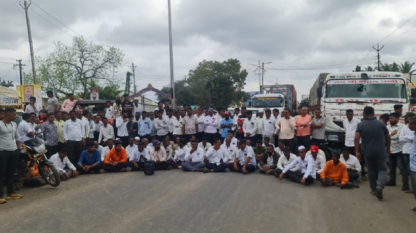 विविध मागण्यांसाठी शेतकऱ्यांचे रस्ता रोको आंदोलन. विविध मागण्यांसाठी शेतकऱ्यांचे रस्ता रोको आंदोलन.