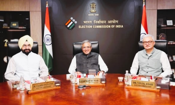 ज्ञानेश कुमार व इतर निवडणूक आयुक्त पत्रकार परिषदेला संबोधित करताना ज्ञानेश कुमार व इतर निवडणूक आयुक्त पत्रकार परिषदेला संबोधित करताना