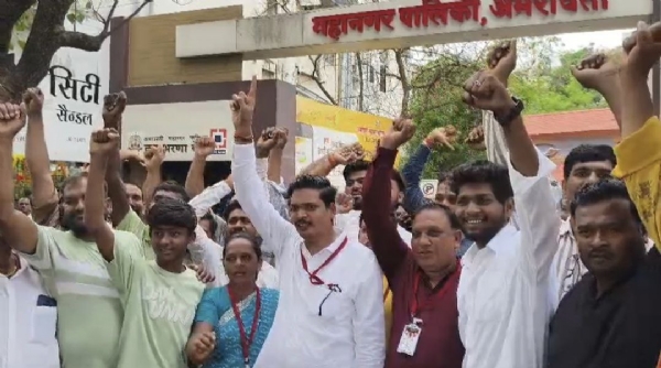 शहरातील चुकीच्या हॉकर्स झोनविरोधात पथ विक्रेत्यांचा निषेध शहरातील चुकीच्या हॉकर्स झोनविरोधात पथ विक्रेत्यांचा निषेध