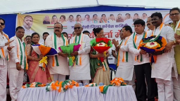 पक्षप्रवेश करताना सुरेश सावकार पोरेड्डीवार व त्यांच्या पत्नी नगराध्यक्ष पदाच्या उमेदवार कविता पोरेड्डीवार आणि त्यांचे स्वागत करताना आ. विजय वडेट्टीवार, प्रदेशाध्यक्ष हर्षवर्धन सपकाळ पक्षप्रवेश करताना सुरेश सावकार पोरेड्डीवार व त्यांच्या पत्नी नगराध्यक्ष पदाच्या उमेदवार कविता पोरेड्डीवार आणि त्यांचे स्वागत करताना आ. विजय वडेट्टीवार, प्रदेशाध्यक्ष हर्षवर्धन सपकाळ