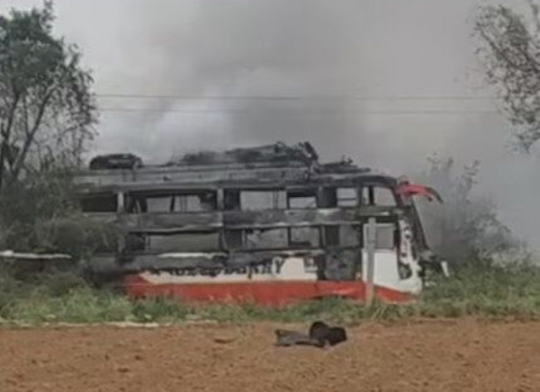 जयपूर: मजुरांनी भरलेल्या बसमध्ये भीषण आग जयपूर: मजुरांनी भरलेल्या बसमध्ये भीषण आग