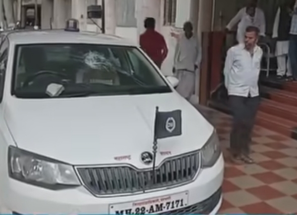 परभणीत संतप्त शेतकऱ्याचा रोष : जिल्हाधिकाऱ्यांची गाडी फोडली