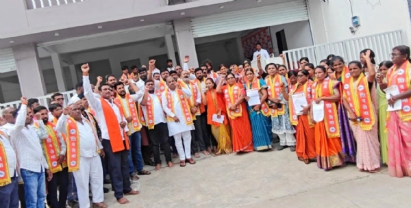 शिवसेनेद्वारे संघटन मजबूत करण्यावर भर : शिवसेना लोकसभा मध्यवर्ती कार्यालयात बैठक; नवीन पदवाटप शिवसेनेद्वारे संघटन मजबूत करण्यावर भर : शिवसेना लोकसभा मध्यवर्ती कार्यालयात बैठक; नवीन पदवाटप