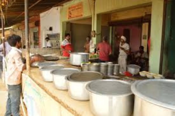 बायको माहेरी पती ढाब्यावरी... दिवाळी सुट्यांत मंडळी गावी गेल्याने हॉटेलवर पतिराजांच्या ओल्या पार्ट्या... मांसविक्रीत्याना आले तीन दिवसांपासून सुगीचे दिवस बायको माहेरी पती ढाब्यावरी... दिवाळी सुट्यांत मंडळी गावी गेल्याने हॉटेलवर पतिराजांच्या ओल्या पार्ट्या... मांसविक्रीत्याना आले तीन दिवसांपासून सुगीचे दिवस