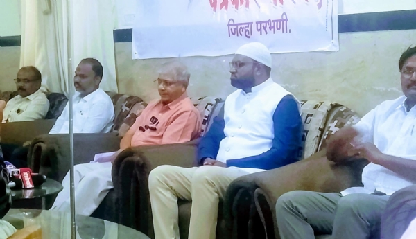 शासनाने सर्वसामान्यांच्या बाजूने उभे राहावे – अँड. प्रकाश आंबेडकर शासनाने सर्वसामान्यांच्या बाजूने उभे राहावे – अँड. प्रकाश आंबेडकर