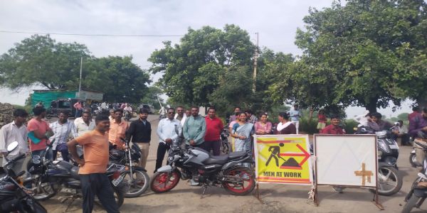 अकोला : रस्ता प्राधिकरण च्या विरोधात रस्ता रोको आंदोलन